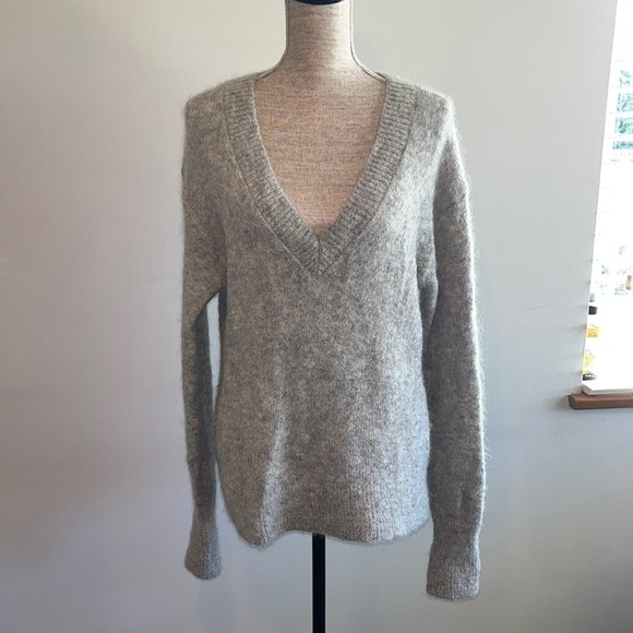 Aritzia Little Moon Grey Alpaca/Mohair Sweater size Medium. Excellent condition - Picture 1 of 7
